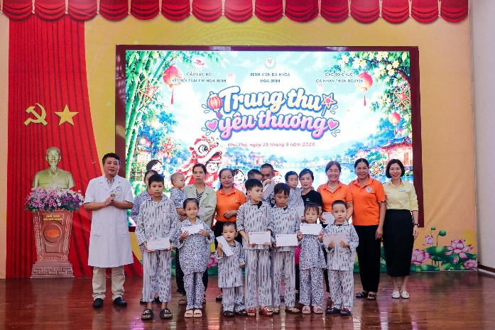 Bệnh viện Đa khoa Hòa Bình tổ chức “Trung thu yêu thương” cho các bệnh nhi