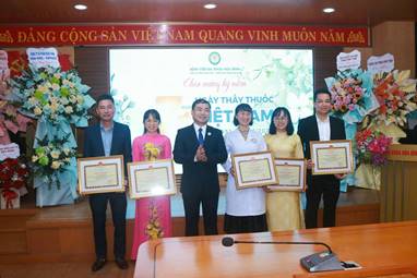  Bệnh viện Đa khoa Hòa Bình gặp mặt Chào mừng kỷ niệm 71 năm Ngày Thầy thuốc Việt Nam