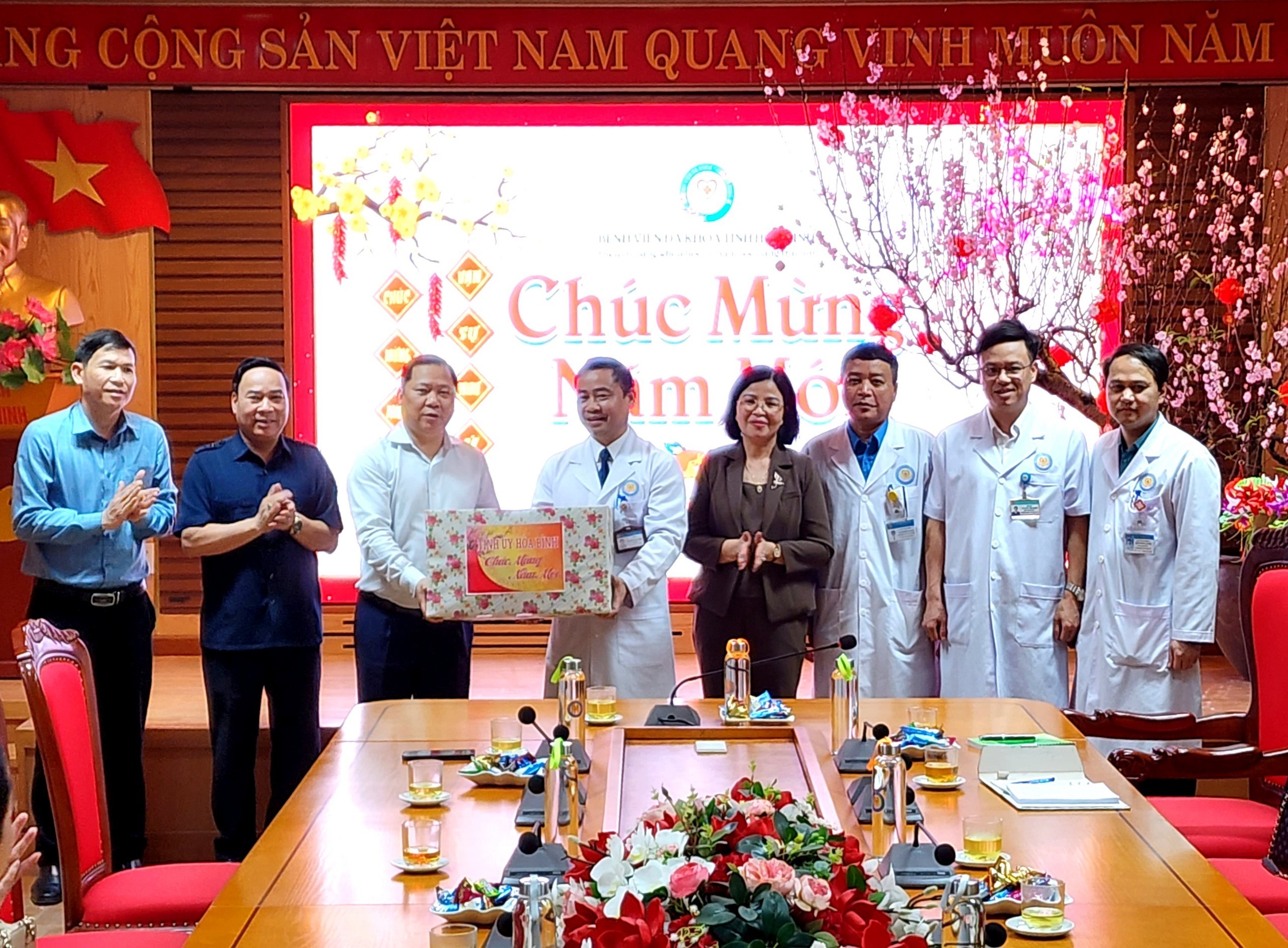  Đồng chí Bí thư Tỉnh uỷ Nguyễn Phi Long thăm, chúc tết cán bộ, y, bác sĩ và bệnh nhân Bệnh viện Đa khoa tỉnh Hoà Bình