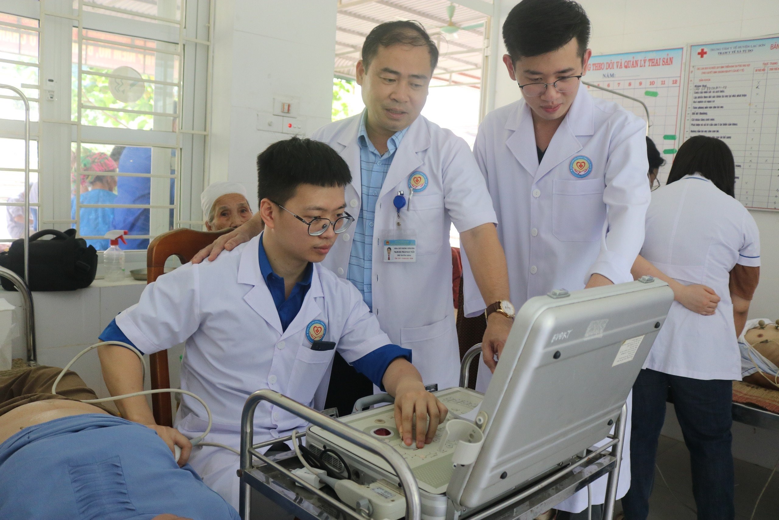  Khám thiện nguyện cho gần 150 người dân xã Tự Do huyện Lạc Sơn