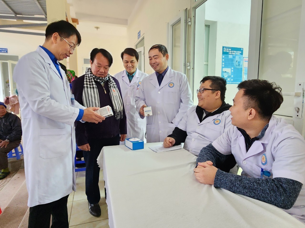  Bệnh viện Đa khoa tỉnh Hoà Bình khám tình nguyện tại xã Đồng Chum