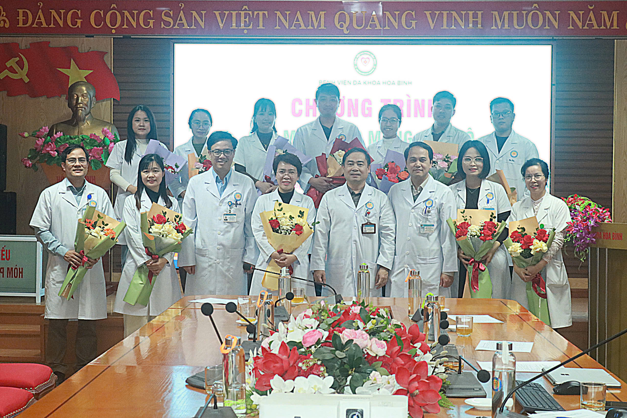  Bệnh viện Đa khoa Hòa Bình gặp mặt chúc mừng cán bộ học sau Đại học tốt nghiệp năm 2025