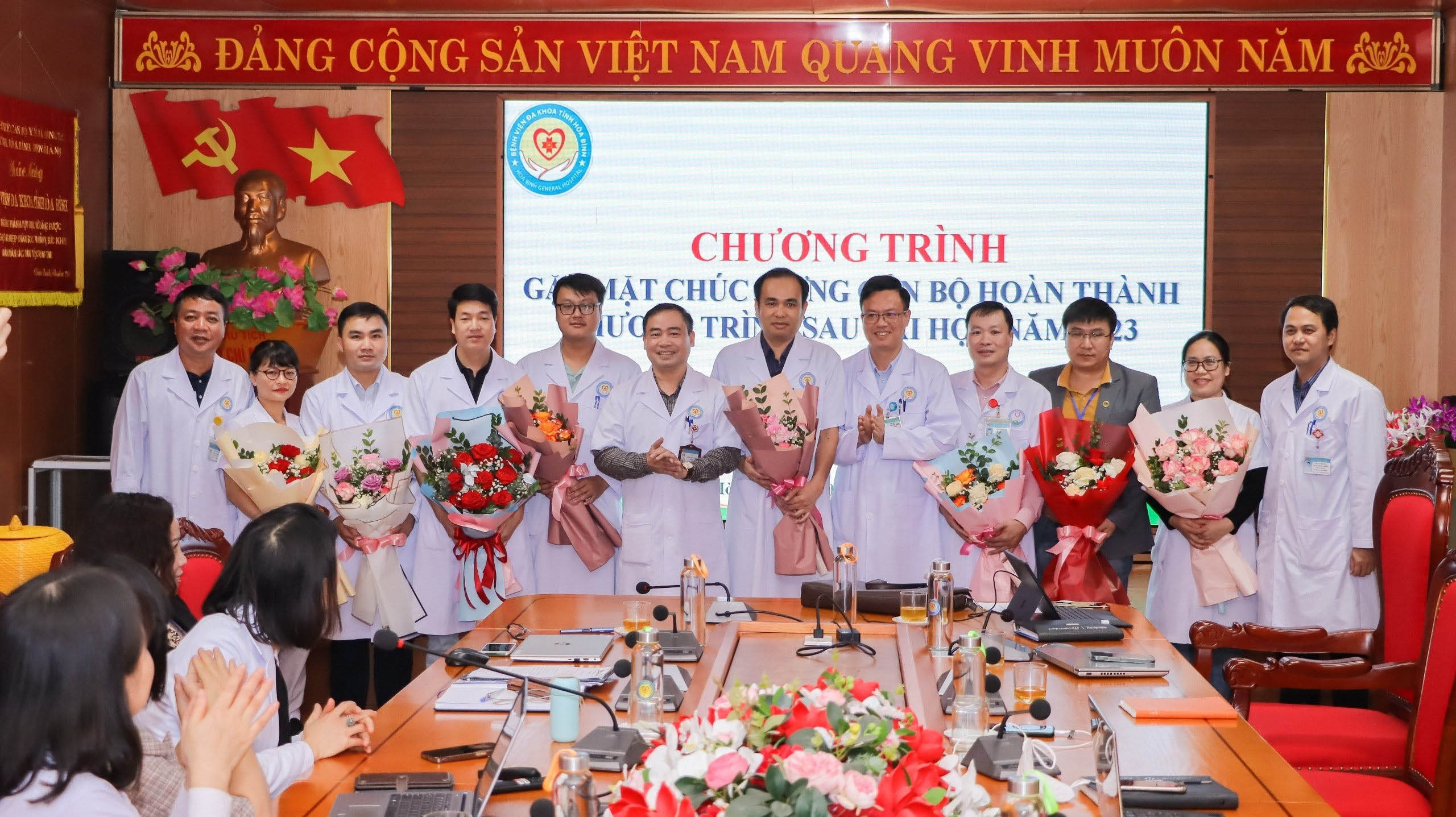  Gặp mặt chúc mừng các cán bộ tốt nghiệp sau Đại học năm 2023