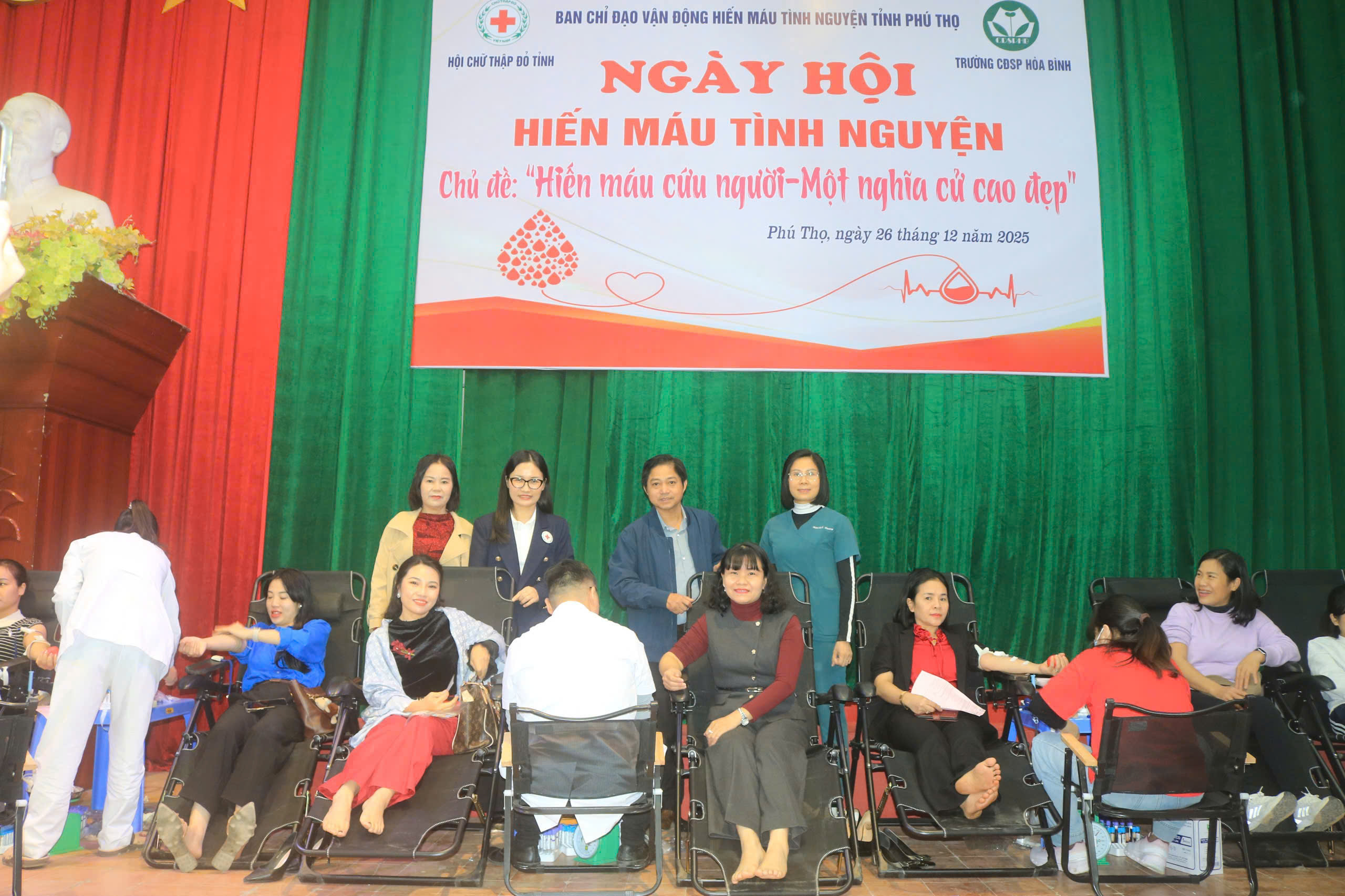  Lan tỏa nghĩa cử nhân ái – Gần 500 sinh viên, giảng viên Trường Cao đẳng Sư phạm Hòa Bình tham gia hiến máu tình nguyện