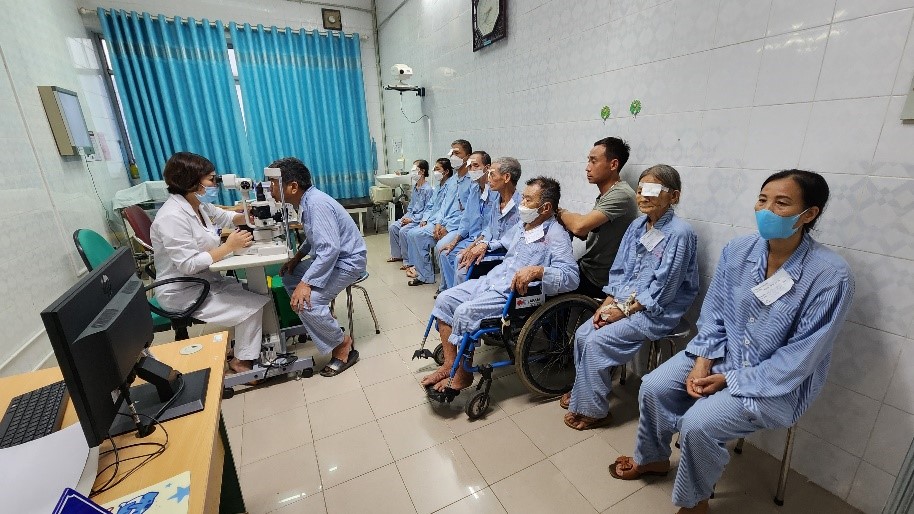  Hỗ trợ kinh phí cho 200 bệnh nhân mắc các bệnh về mắt khi đến điều trị nội trú tại Bệnh viện Đa khoa tỉnh Hoà Bình