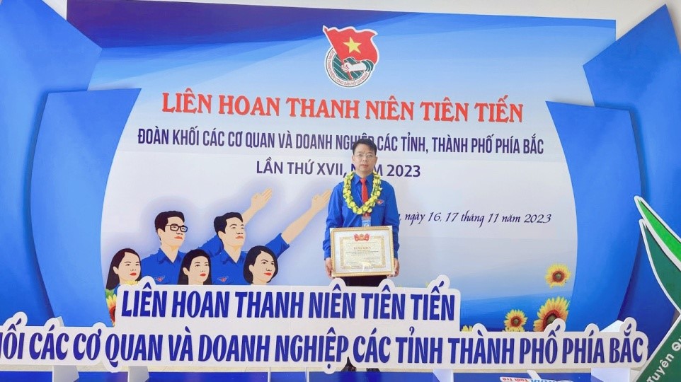  Bí thư Đoàn Thanh niên Bệnh viện Đa khoa tỉnh nhận Bằng khen của Ban chấp hành Trung ương Đoàn TNCS Hồ Chí Minh